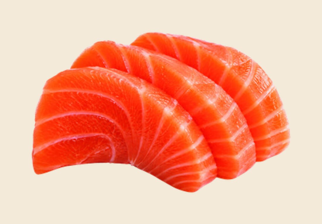 Sashimi de saumon tranché finement