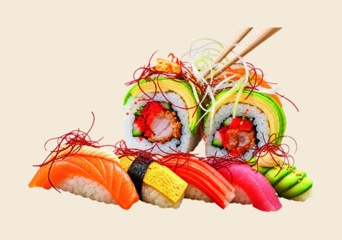 Assortiment de sushis et sashimis présentés sur une planche
